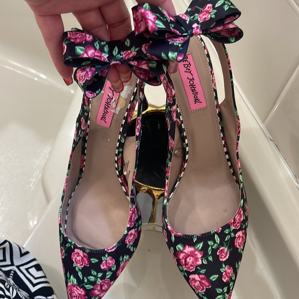 Host Pick๐๐๐Gorgeous pink roses Betsy Johnson heels ๐ธ๐ธby viviglam ๐ท - Picture 10 of 11